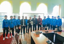 Максутов дүйнө чемпиону болгон хоккейчилер менен жолукту