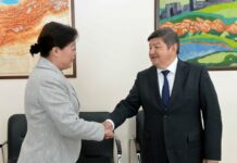 Акылбек Жапаров обсудил с послом Китая покупку 1500 автобусов для Бишкека