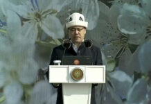 “Кудай ар бир үйгө ырыскы, ынтымак жана береке алып келсин”: Жапаров аянтта куттуктоо сөзүн сүйлөдү