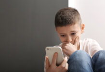 Депутат предлагает штрафовать за распространение в соцсетях «вредной для детей» информации