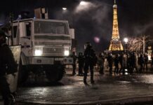 150 полицейских получили ранения во время протестов во Франции