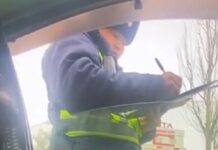 В Бишкеке уволили патрульного после скандального видео