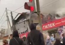 В Бишкеке горит двухэтажное здание — видео