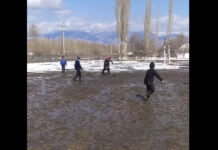 “Баткакта ойногон окуучулар”: Спорт залы жок мектеп талкууда, – видео