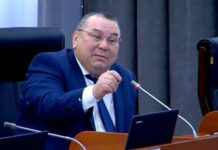 Балбак Түлөбаев Каныбек Иманалиевге: «Азыр сиз эмес, мен депутатмын, сабыр кылыңыз!»