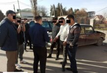 Пара алып жаткан жеринен жактоочунун жардамчысы кармалды