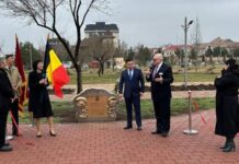 Бельгия подарила Бишкеку смурфиков