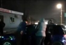 “Милиционермин” дегендер унаада отурган жаранды кармоого аракет кылган, – видео