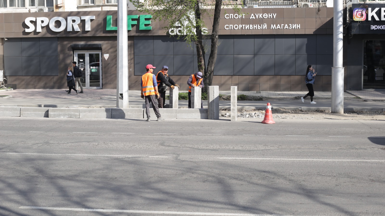 WhatsApp Image 2023 03 29 at 15.31.27 4 В центре Бишкека ликвидировали несколько точек стихийной парковки, создающих заторы