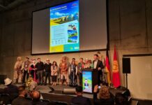 На туристической выставке в Берлине немецкая джаз-певица исполнила кыргызские песни