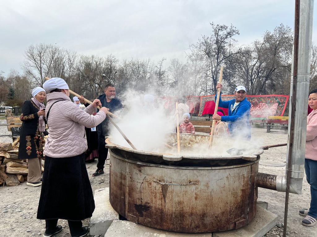 aefc513e bf20 4128 826d 8ff66e696a34 В Бишкеке в честь Нооруза сварили более тонны сумолока - видео