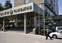 Бажы кызматы кармалган алты кызматкерлери боюнча комментарий берди