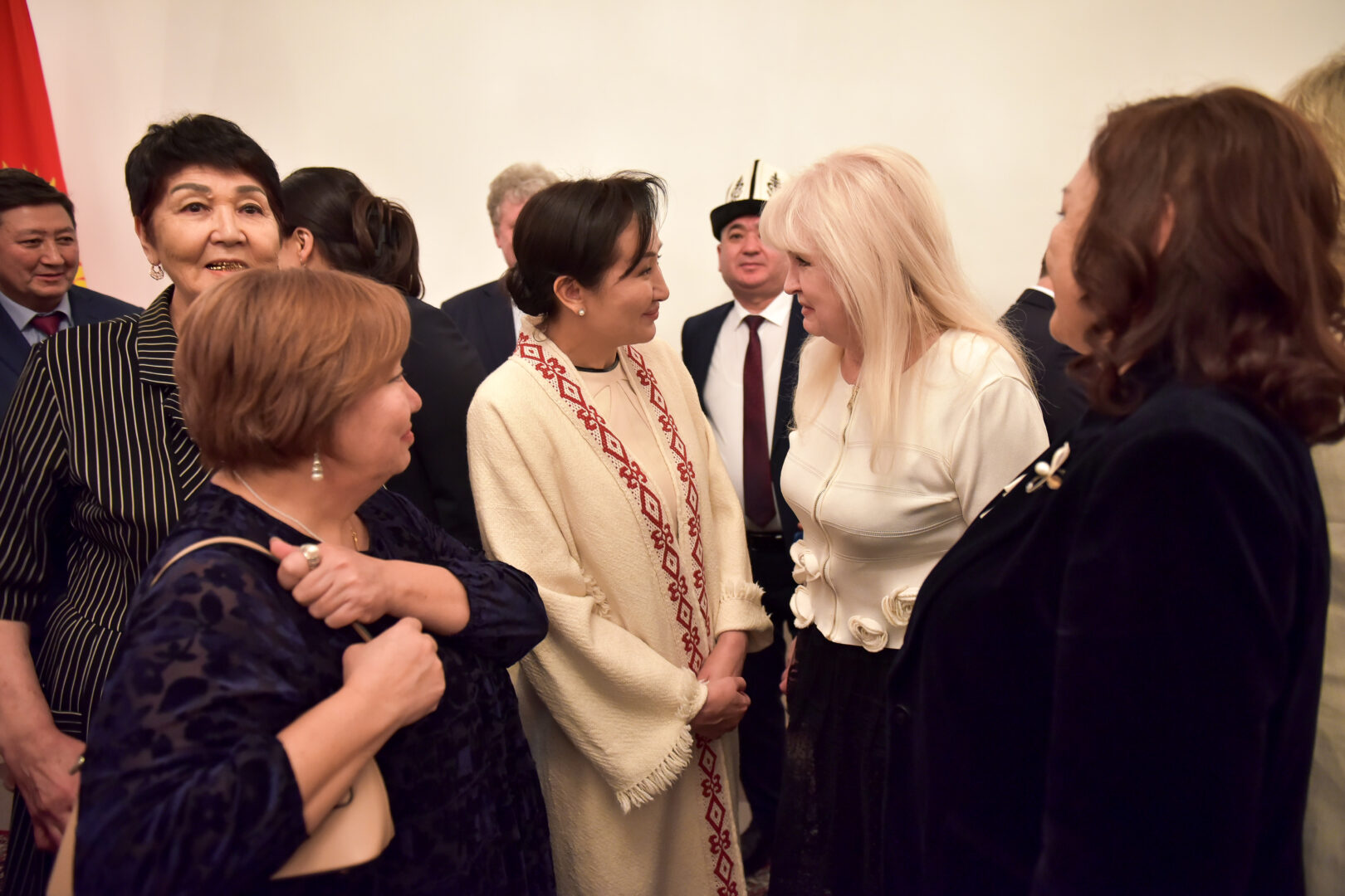 bek 7976 1 Айгуль Жапарова встретилась с членами Женского совета КР в Москве - фото