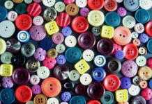 Депутат: “Кыргызиндустрия” ишканасы 1 миллиард сомго болгону топчу менен мык чыгарат