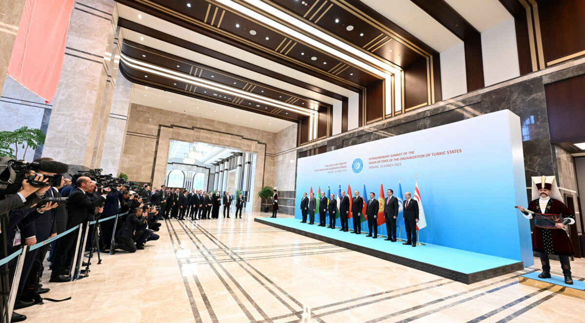 dos 4186 Садыр Жапаров прибыл в президентский комплекс Турции для участия в Саммите ОТГ