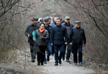 Садыр Жапаров принял участие в субботнике в ботсаду — фото