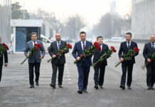 Президент и чиновники почтили память погибших во время Аксыйских событий — фото