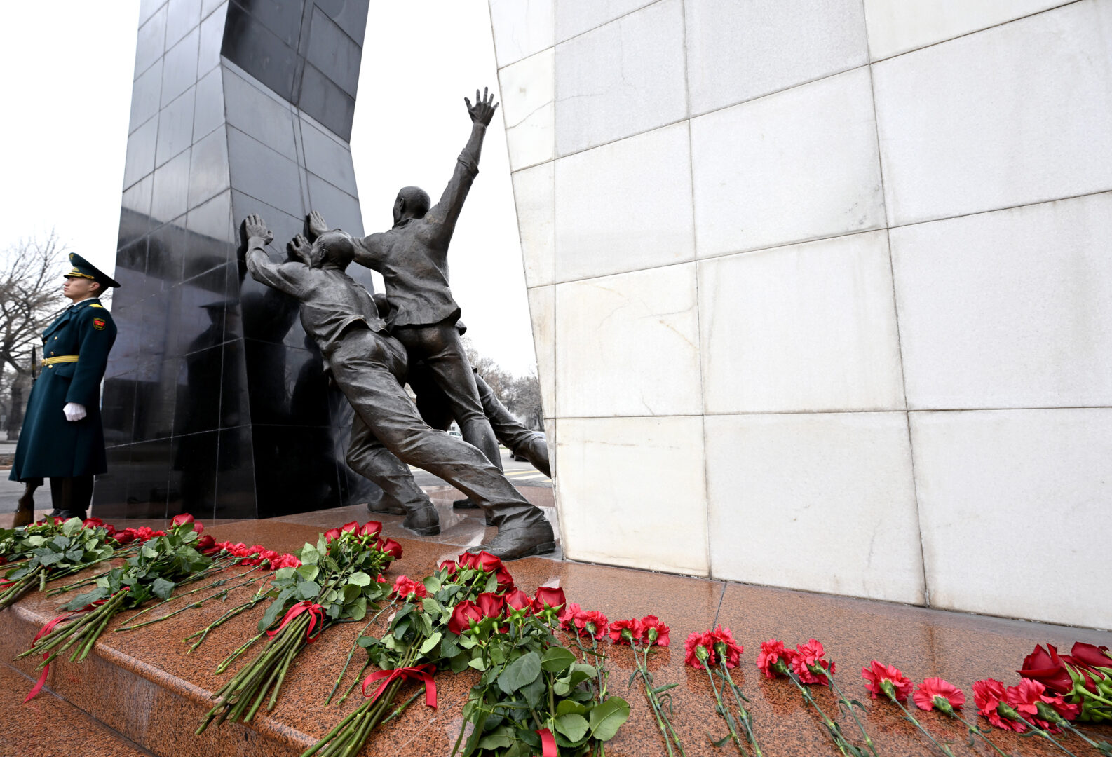 dst 4253 Президент и чиновники почтили память погибших во время Аксыйских событий - фото
