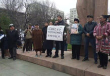 Түз эфир: Кемпир-Абад иши боюнча 20дан ашык адамдын кое берилишин талап кылып, 150-200 адам митингге чыкты