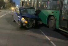 Жеңил унаа троллейбусту сүзүп, эки адам жабыркады