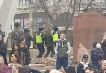 В Бишкеке милиция задержала участника мирного марша за права женщин — видео