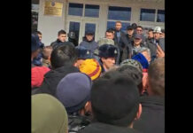 Садыр Жапаров вышел к митингующим против ККМ жителям Нарына