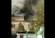 В Акcыйской территориальной больнице вспыхнул пожар. Горит крыша и третий этаж