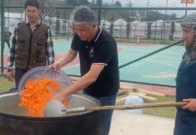 “Кыйналып турган адамдардын ыраазылыгы башкача болот”: Султан Раев Түркияда жабыркагандарга палоо басып берди, – сүрөт