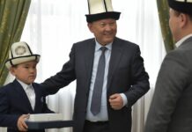 Бишкектин мэри жаш манасчыга белек тапшырды
