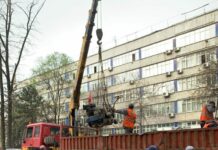 Транспорт министрлигинин алдындагы жолдо пайда болгон чуңкур жабылды