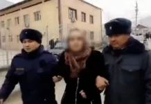 Эки жаштагы кызын сабаган келин үй камагына чыкты