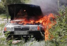 В Бишкеке загорелась машина, есть пострадавший