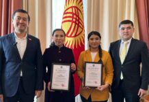 Төкмө акындык өнөрдү аркалаган кыздар эл аралык айтышта жеңүүчү болушту