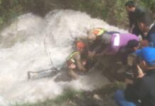 В Оше автомобиль упал в канал, спасатели вытащили двух человек