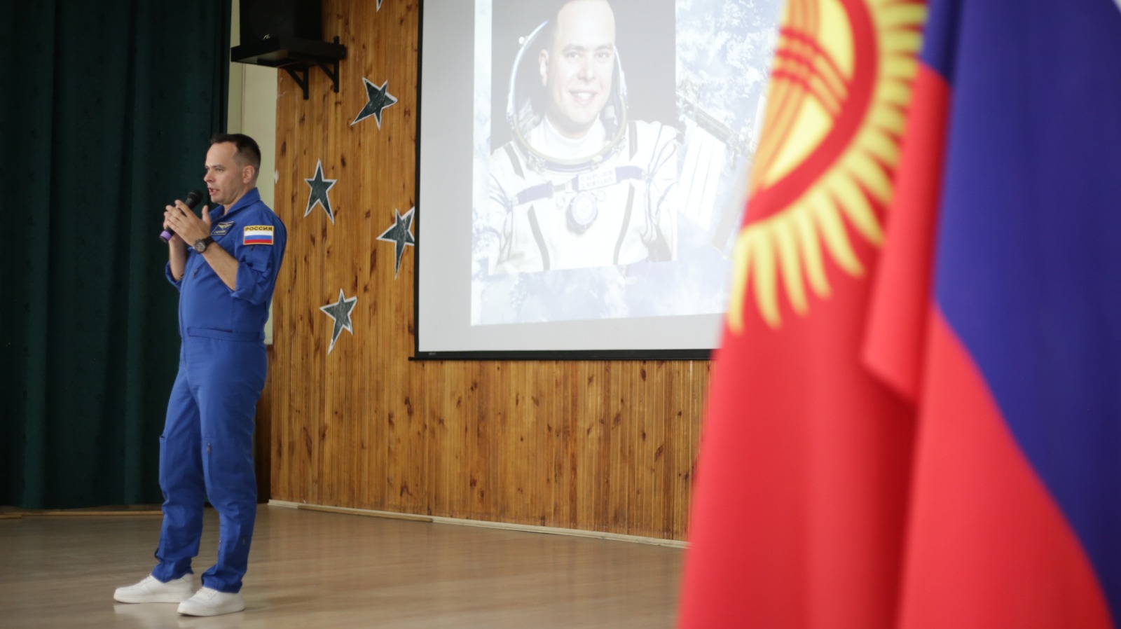 1 5 Космонавт Сергей Корсаков посетил свою родную бишкекскую школу - фото