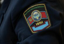 В Баткене пьяный сотрудник ГКНБ ударил милиционера и порвал ему форму