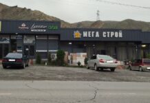 В Кадамджае бизнесмены самовольно застроили торговыми объектами селеопасный участок