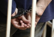 Москва районунда пара талап кылган салыкчылар кармалды