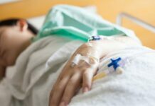 Еще один случай отравления духами в КР. В Оше три школьницы попали в больницу