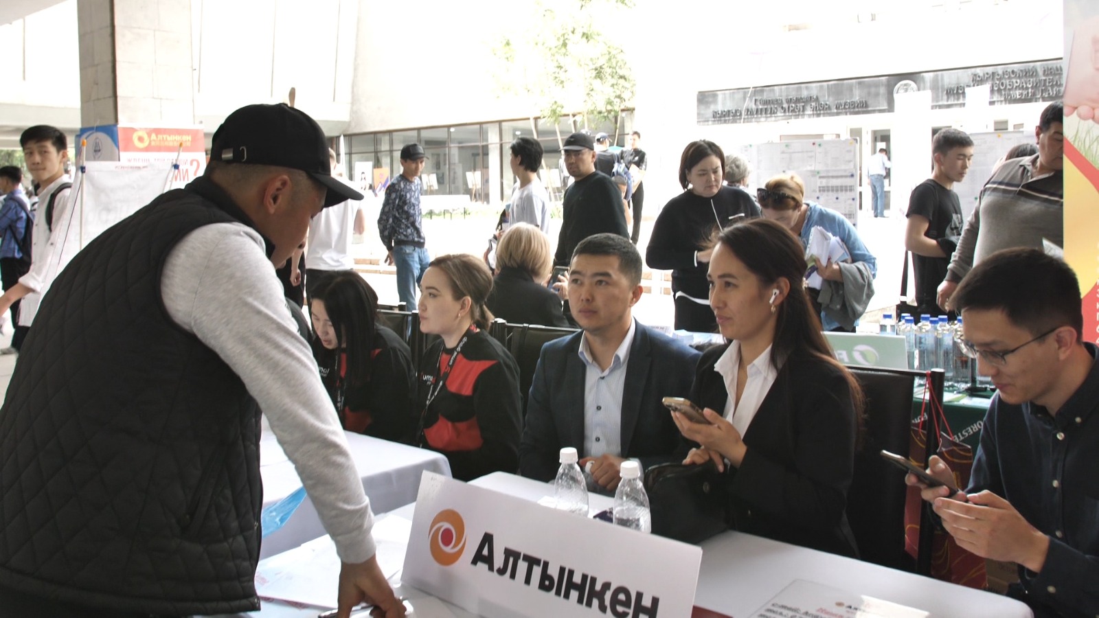 16db8910 df57 419b a3f2 a866f8b80f6b Более 70 ведущих компаний приняли участие в ярмарке вакансий в Бишкеке