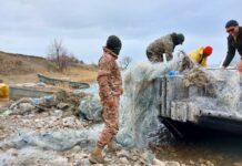 Со дна Иссык-Куля достали еще около 3 тыс. тонн мусора и 34 км сетей