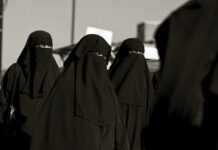 «Пусть платки носят!» Депутат просит запретить женщинам кутаться в паранджу