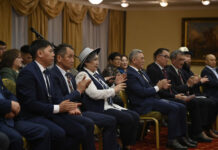 Шакиев кыргыз диаспорасынын өкүлдөрү менен жолугушту