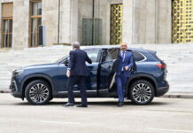 Спикер ЖК прокатился на первом турецком электромобиле — фото