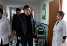 Садыр Жапаров посетил детский реабилитационный центр «Ак-Суу» в Караколе