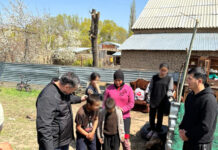Камчыбек Ташиев чатырда жашап жаткан үй-бүлөгө үй салып берет