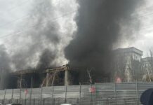 Пожар в строящейся многоэтажке в Бишкеке потушили — видео