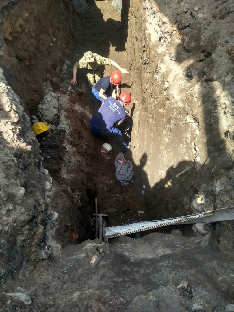 340089421 617830493120897 1101729496850903087 n В Бишкеке двух рабочих засыпало землей, один погиб