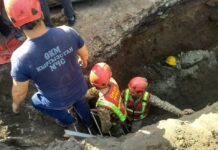 В Бишкеке двух рабочих засыпало землей, один погиб