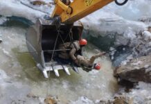 Тело работника золоторудного месторождения, упавшего на грузовике в реку, нашли подо льдом